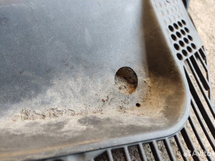 Накладка стеклоочистителя (жабо) Ford Focus 1