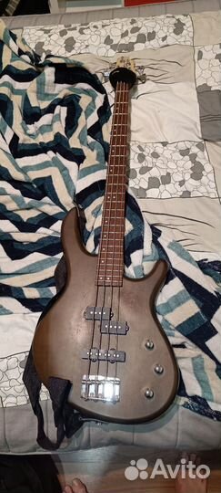 Бас гитара и комбо усилитель