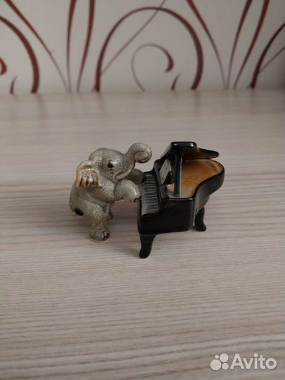 Винтажная фигурка слон играющий на фортепиано