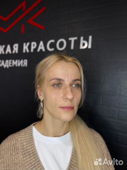 Модель на брови