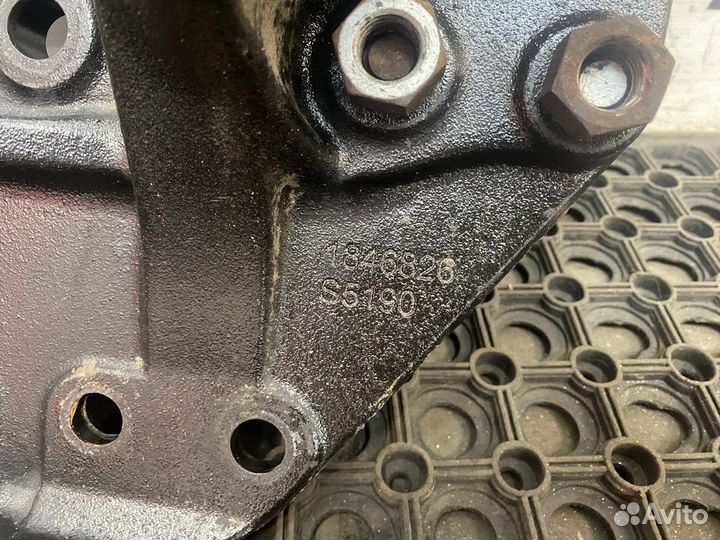 Кронштейн переднего бампера левый Scania 5-series