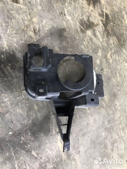 Кронштейн птф правый Toyota Land Cruiser 200