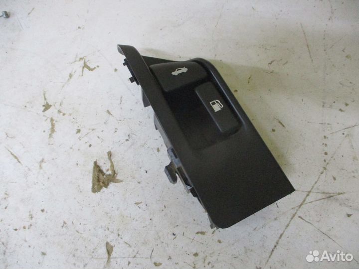 Кнопка открывания лючка бензобака Тойота Королла