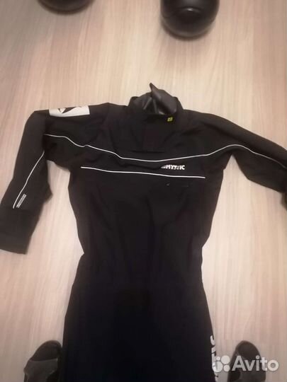 Сухой гидрокостюм для водных видов спорта