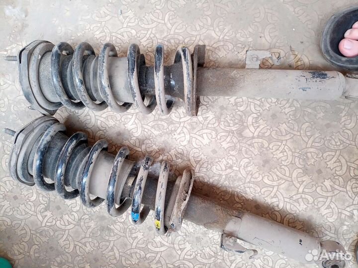 Стойки передние в сборе на Тойота Марк 2, чайзер