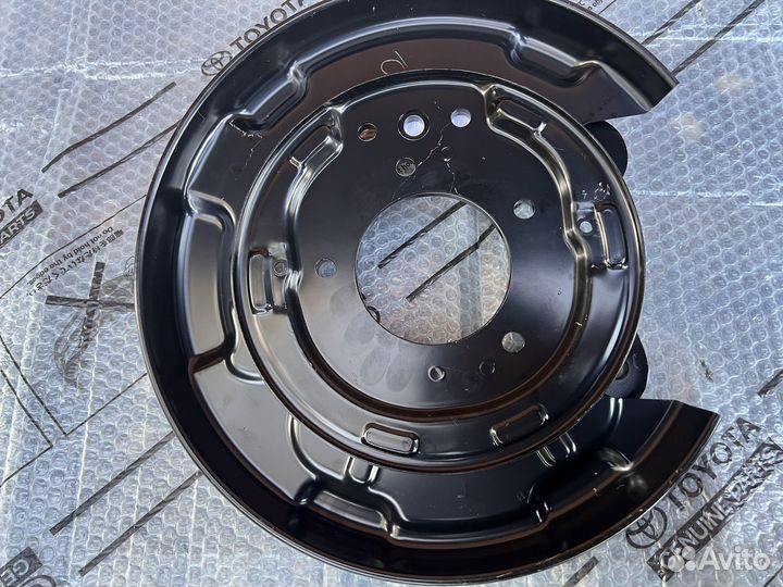 Кожух тормозного диска заднего Land Cruiser 200