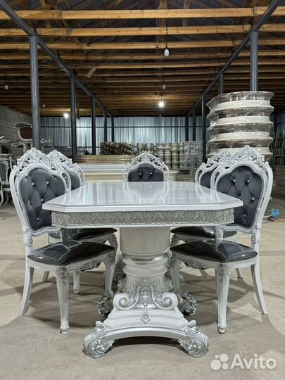 Стол и стулья