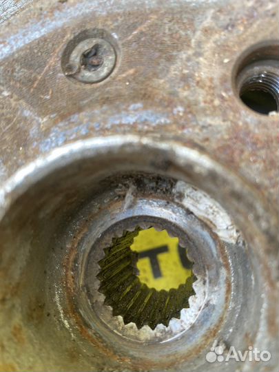 Передний левый кулак Opel Corsa D