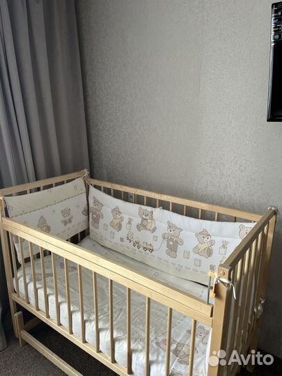 Кроватка для новорожденных с маятником
