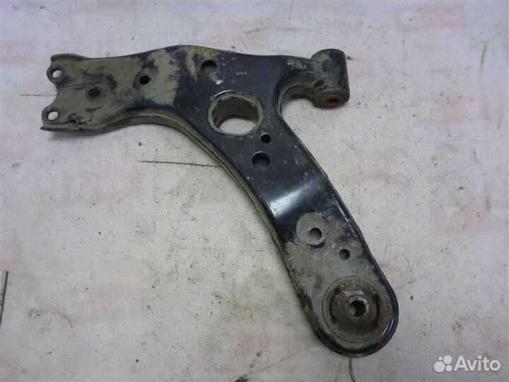 Рычаг подвески передний правый Toyota Auris E150