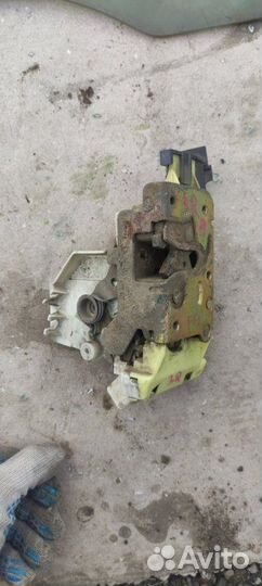 Замок двери задний правый Ford Focus 1