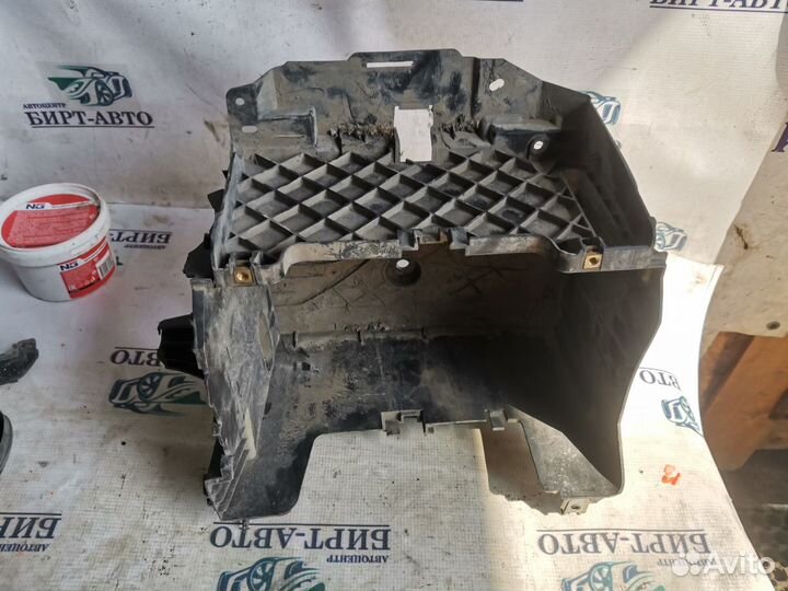 Площадка под акб с трещиной Renault Megane 3