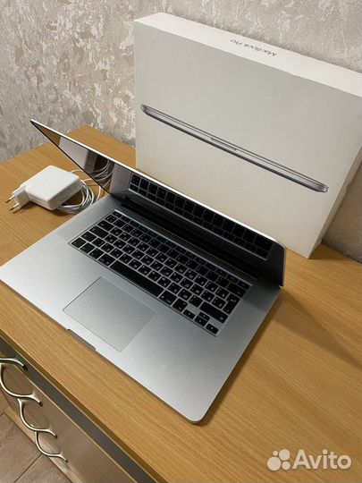 Apple macbook pro 15,4 2015 mid