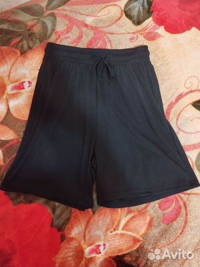 Широкие чёрные шорты