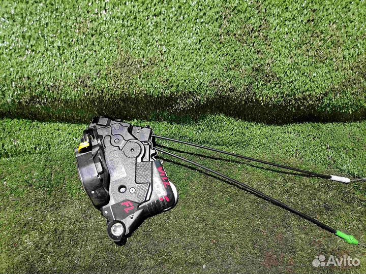 Замок двери передний левый Toyota Vitz NCP91