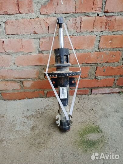 Передняя стойка на Фольксваген поло седан