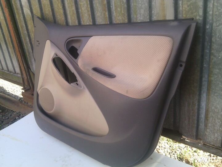 Обшивка правой двери, toyota vitz
