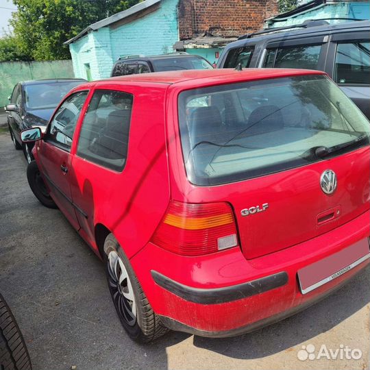 Volkswagen Golf 1.6 AT, 1998, битый, 285 000 км
