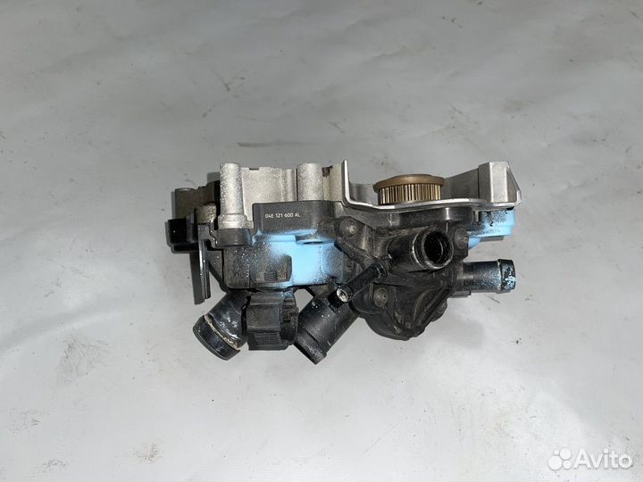 Помпа, корпус термостата Skoda Octavia cjza 1.2