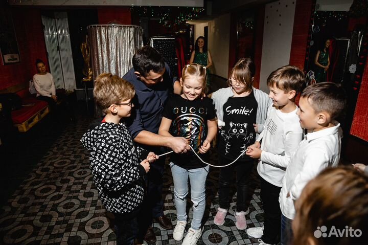 Фокусник-иллюзионист Артём Азаров