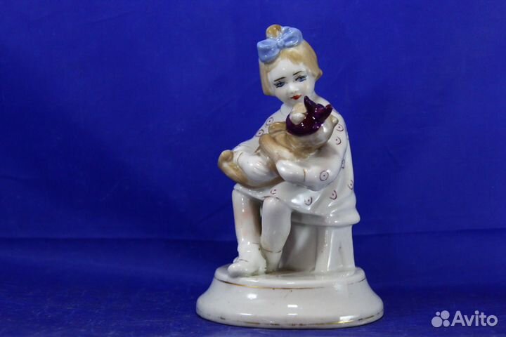 Фарфоровая статуэтка У мишки зубки болят Девочка с