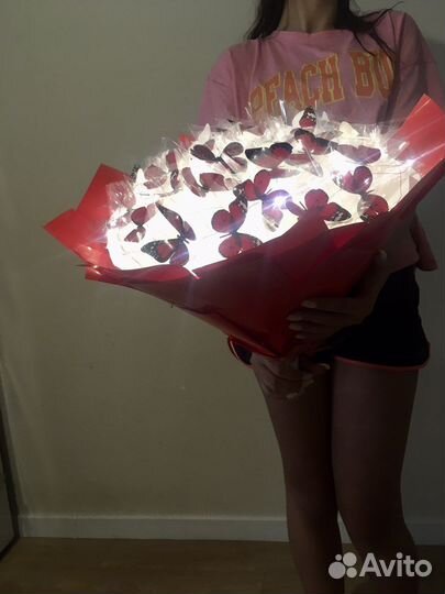 Светящийся букет из 31 бабочки