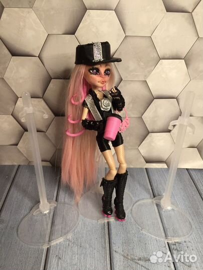 Подставка для кукол