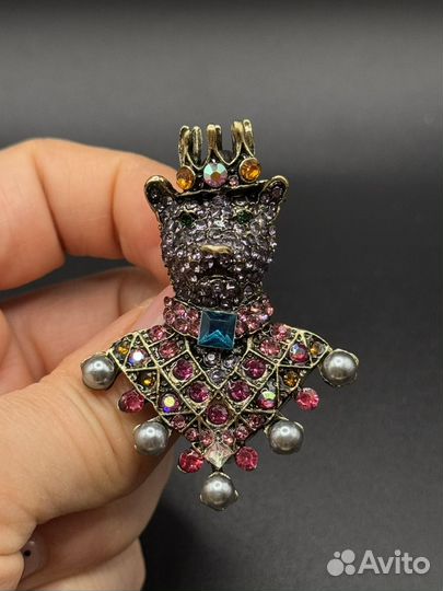 Стильная брошь