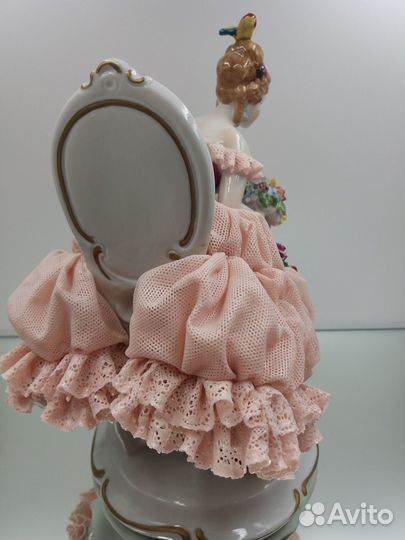 Статуэтка Дама с кошкой. Кружевной фарфор