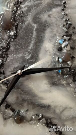 Часы настенные с полудрагоценными камнями