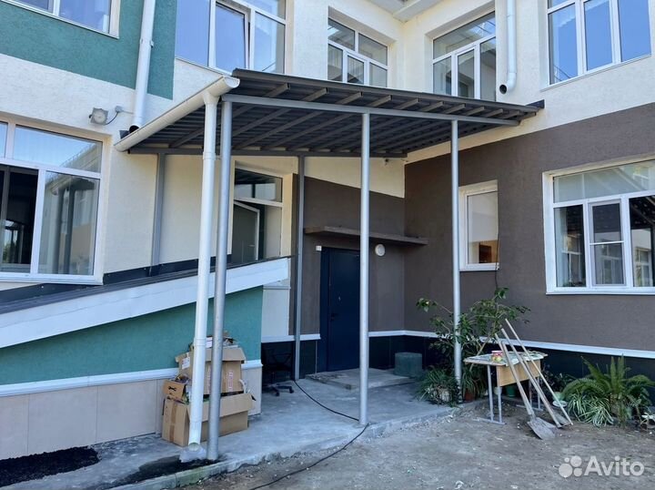 Козырек над крыльцом