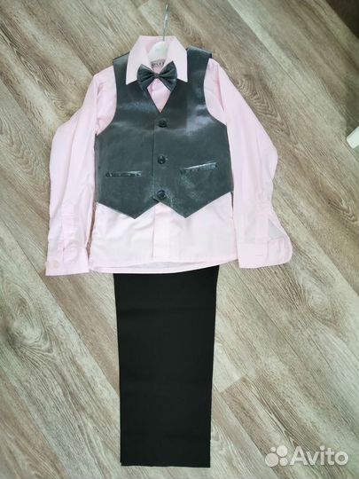 Продается нарядный костюм для мальчика на 4 года