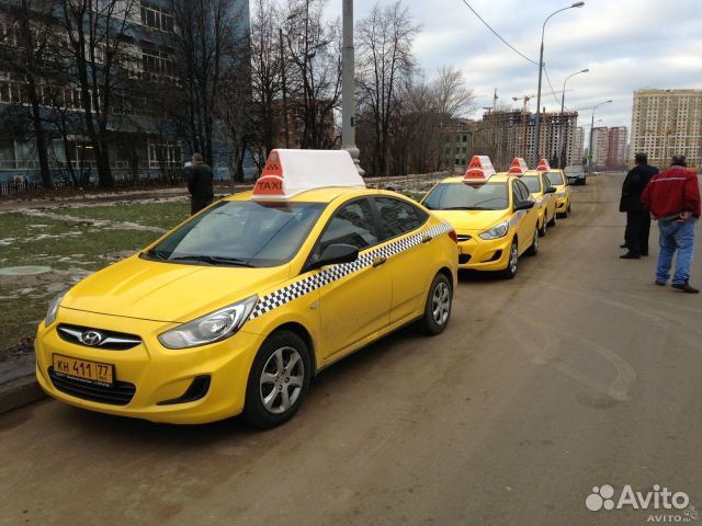 Купить желтое такси. Желтые номера такси. Желтые номера на машине в России. Такси желтое элитных машин с пальмами. Москва желтая.