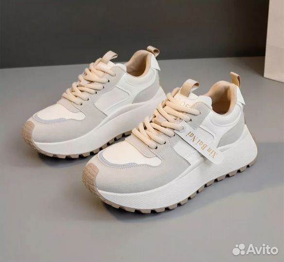 Кроссовки женские