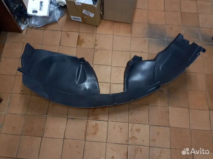 Подкрылок передний Renault Sandero