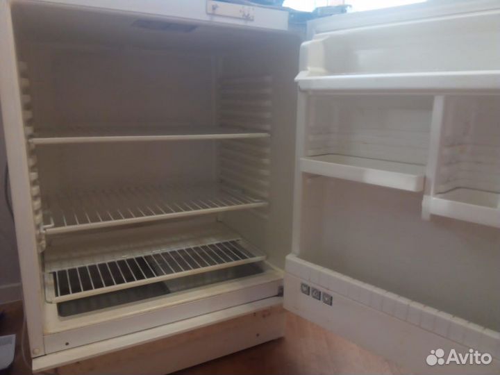 Встраиваемый холодильник Whirpool