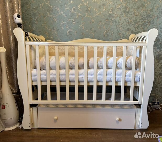 Детская кроватка с маятником и ящиком