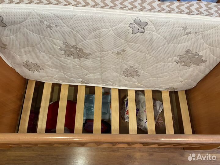 Детская кроватка с маятником