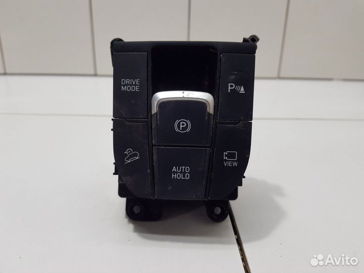 Кнопка фиксатора стояночного тормоза