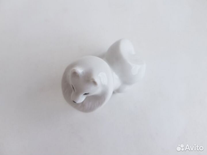 Фарфоровая статуэтка Собака 