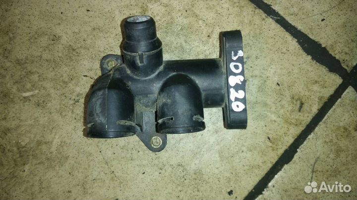 Фланец системы охлаждения (тройник) Skoda Superb 2