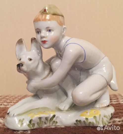 Фарфоровая статуэтка 