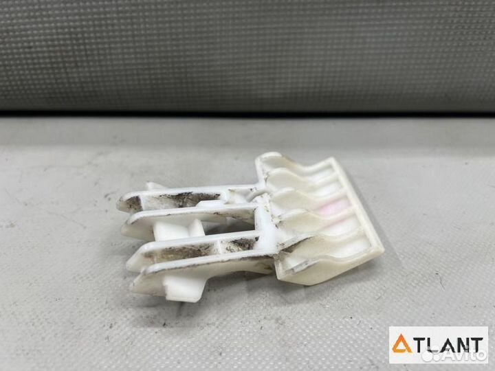 Крепление бампера задняя правая toyota prius