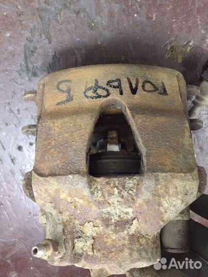 Суппорт передний фольксваген гольф 5