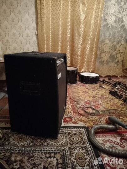 Басовый Комбоусилитель Laney RB 8 (300 ват)