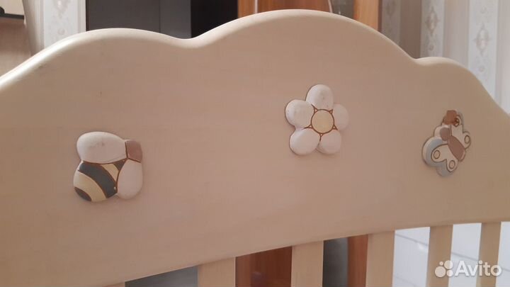 Детская кроватка с маятником