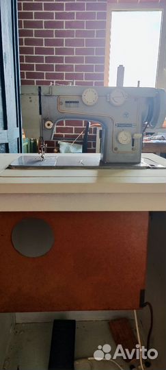 Швейная машинка Подольск 142 с электроприводом