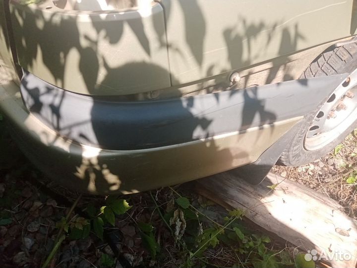 Бампер задний Toyota Avensis 1 универсал