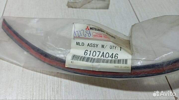 Молдинг лобового стекла Mitsubishi Outlander