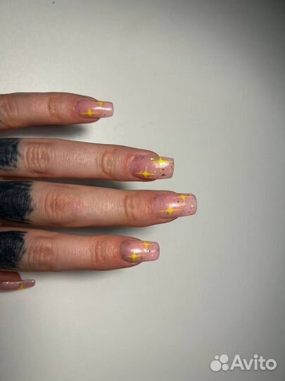 Модель на маникюр